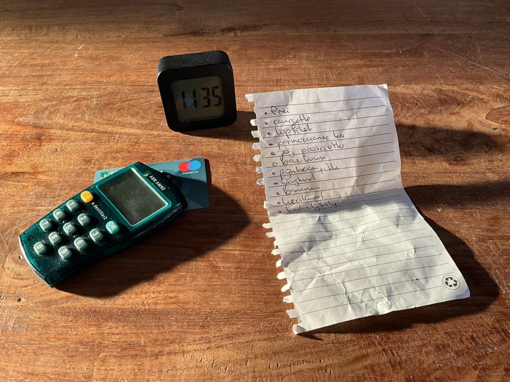 Boodschappenlijstje en klok zonder telefoon